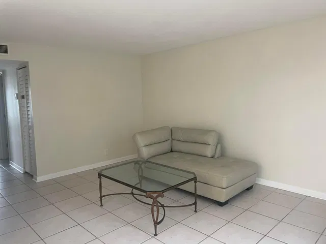  Unit 498 photo 4