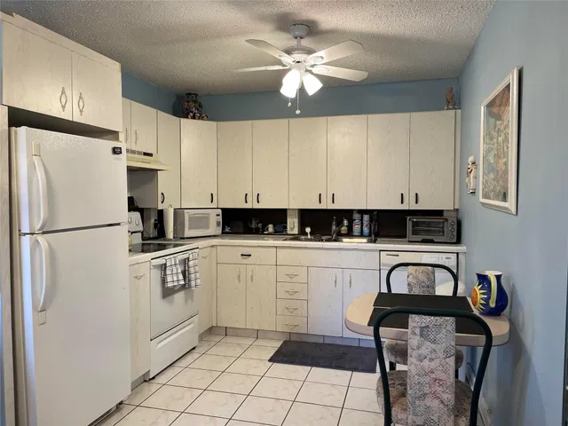 Unit 4030 photo 17