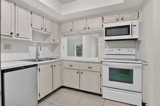Unit 1029 photo 9