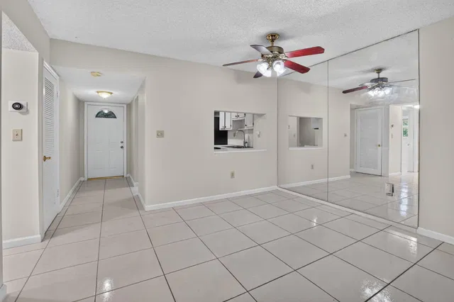 Unit 1029 photo 10