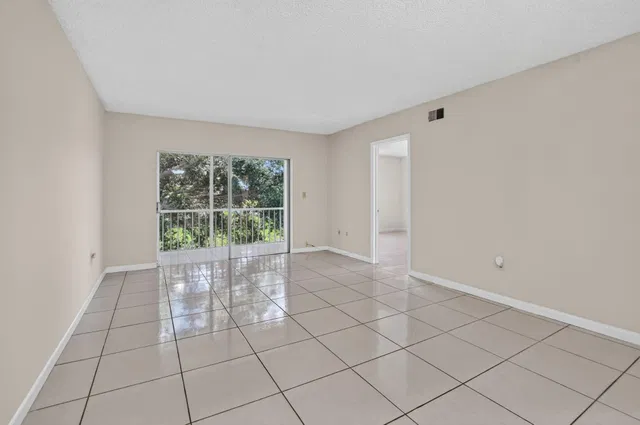 Unit 1029 photo 14