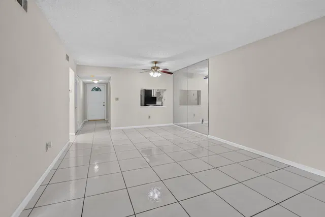 Unit 1029 photo 16