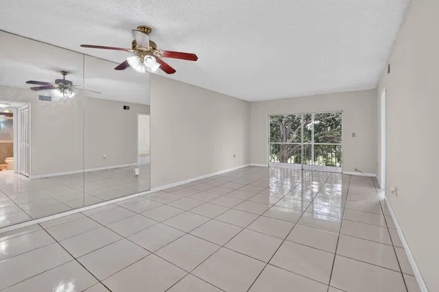 Unit 1029 photo 18