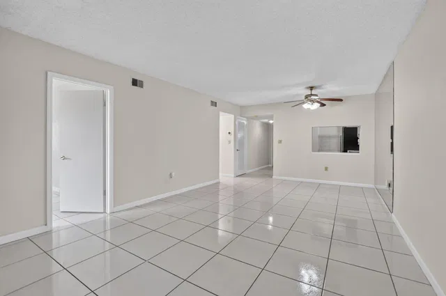 Unit 1029 photo 19