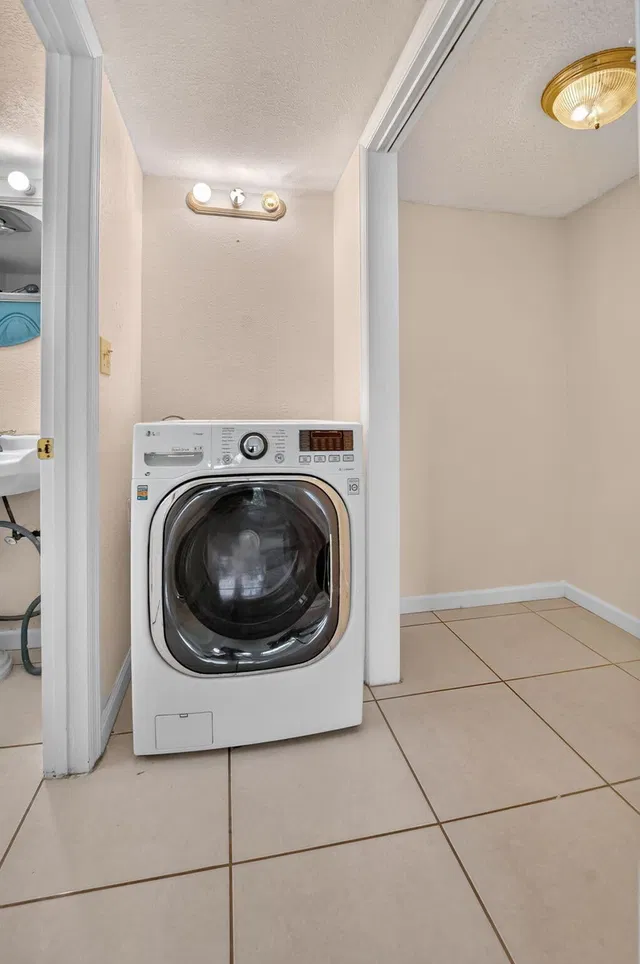 Unit 1029 photo 22