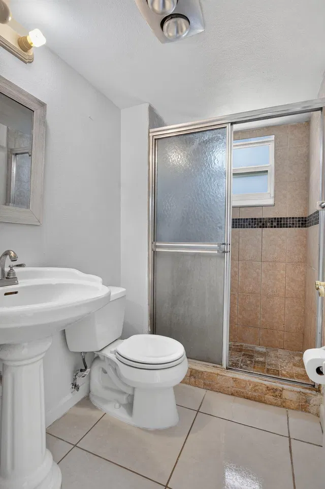 Unit 1029 photo 31