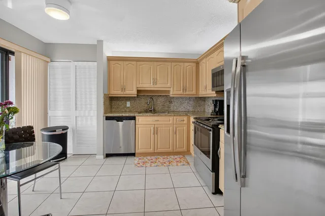 Unit 402 photo 13