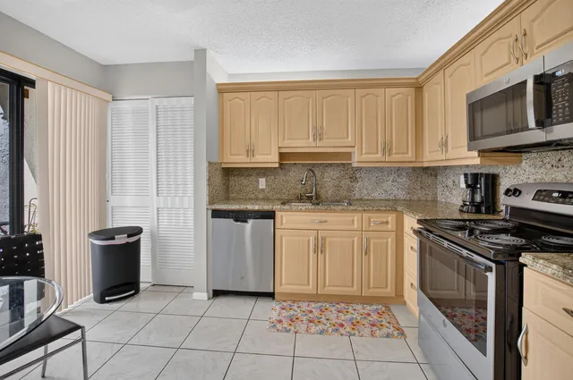 Unit 402 photo 14