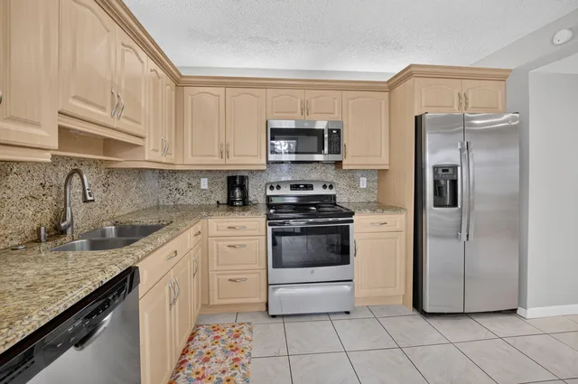Unit 402 photo 15