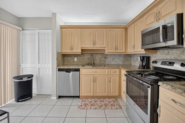 Unit 402 photo 17