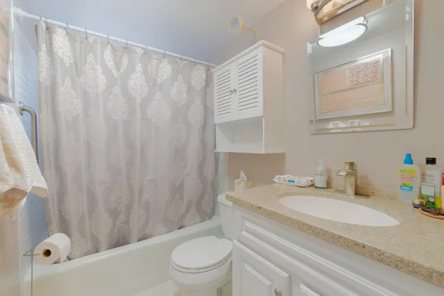 Unit 208 photo 9