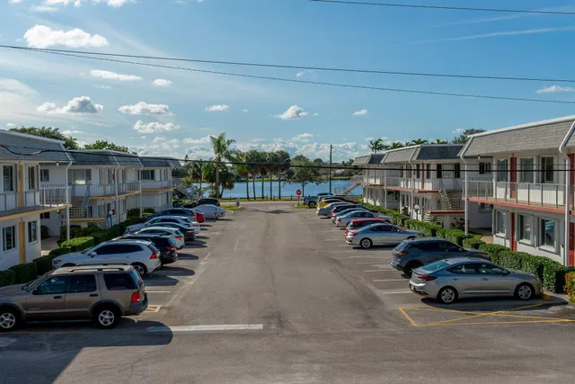 Unit 208 photo 16