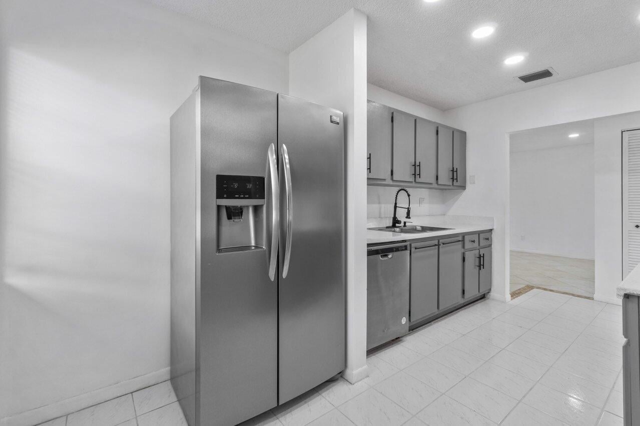 Unit 1620 photo 11