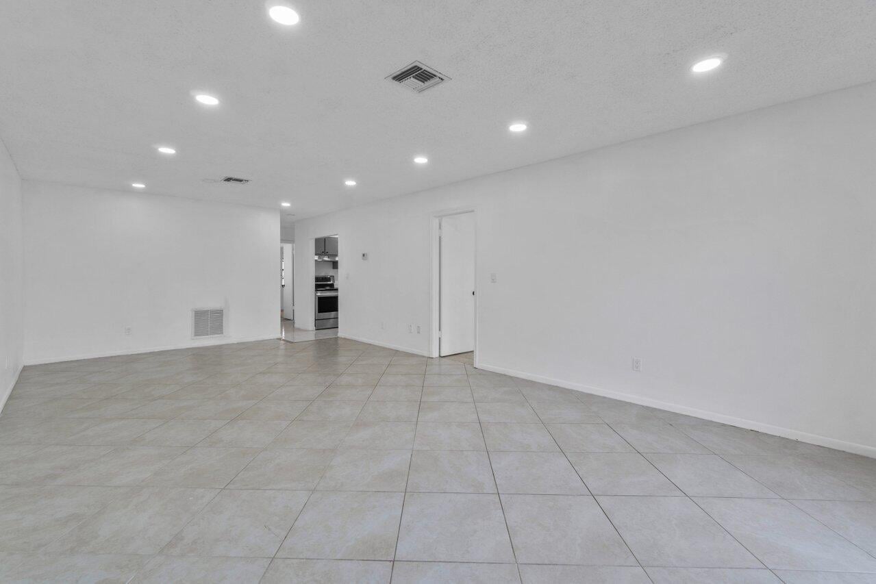 Unit 1620 photo 14