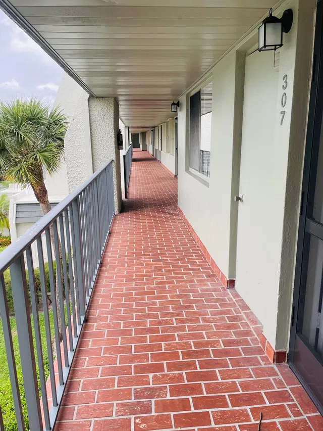 Unit 307 photo 3