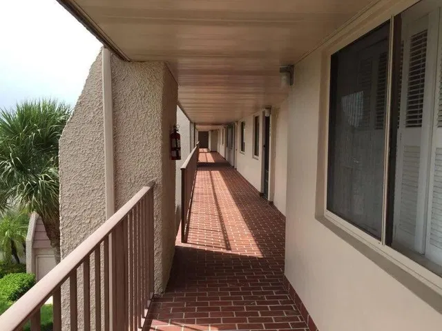 Unit 307 photo 4
