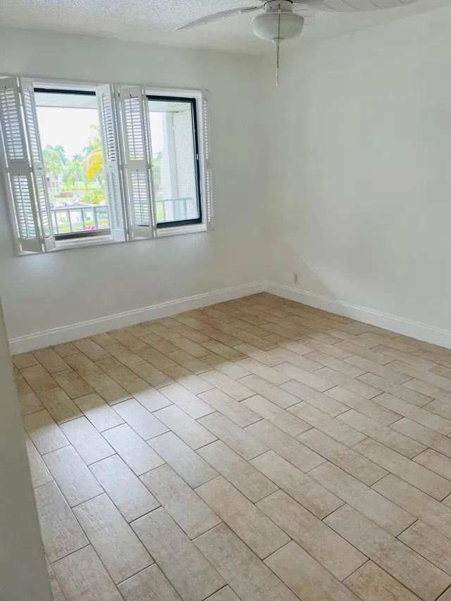 Unit 307 photo 11