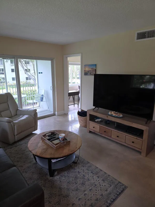  Unit 215 photo 4