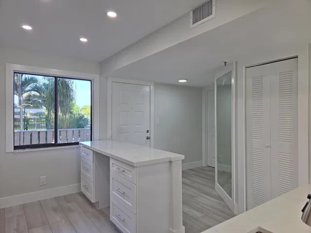 Unit 203 photo 4