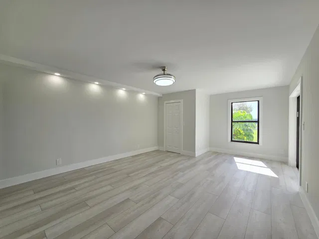 Unit 203 photo 10