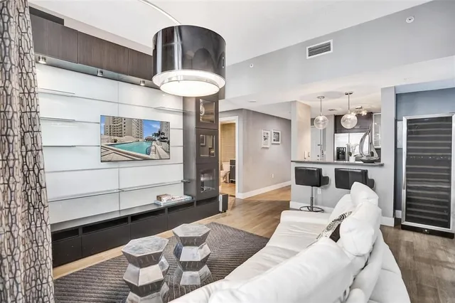 The Strand Unit 501 photo 5
