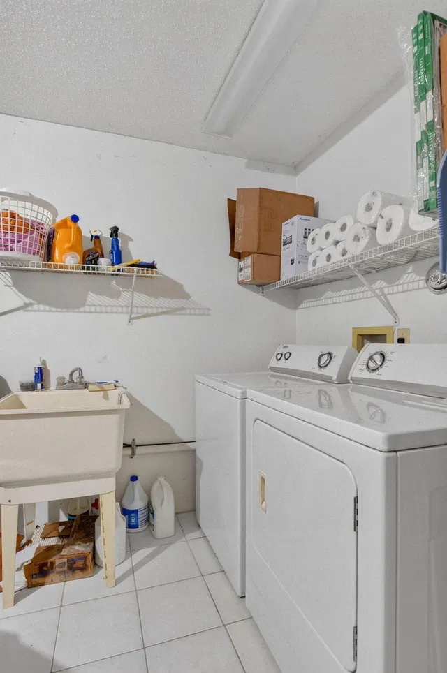Unit B photo 28
