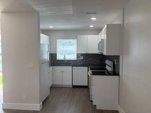  Unit J photo 11