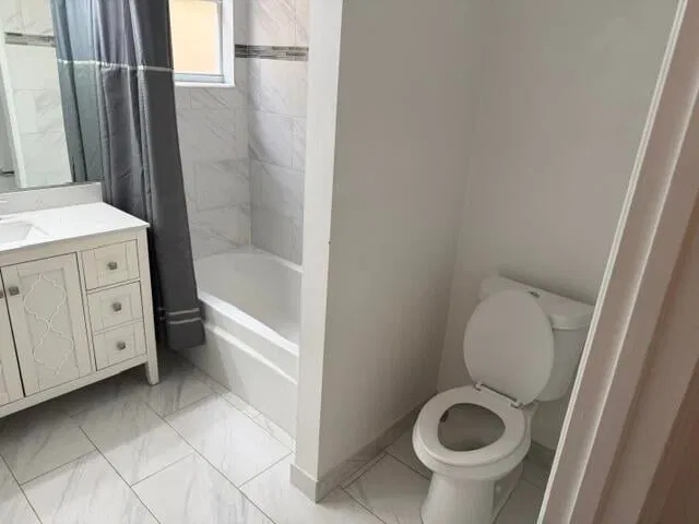 Unit 115 photo 14