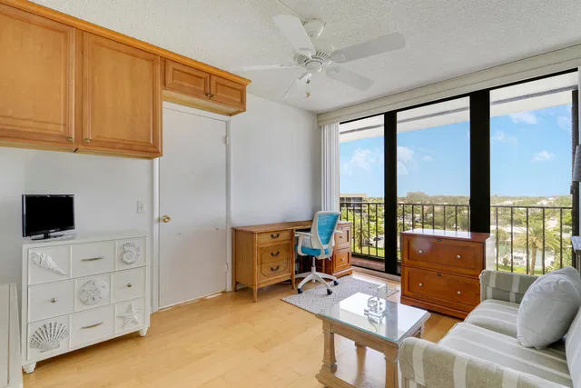 Unit 605 photo 5