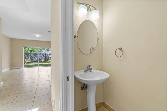 Unit 809 photo 3