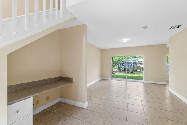 Unit 809 photo 11