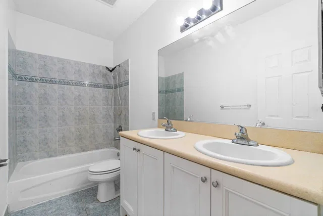 Unit 809 photo 16