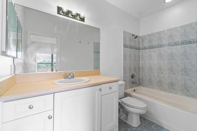 Unit 809 photo 20