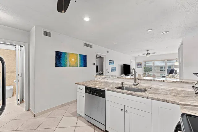 Unit 403 photo 16