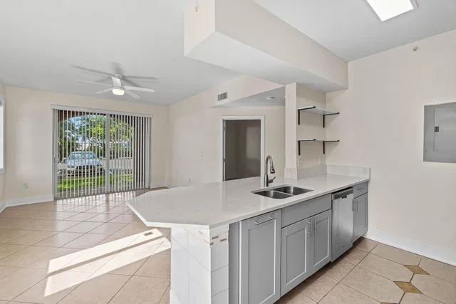 Unit 102 photo 11