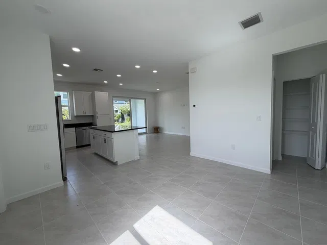 Residence photo 3