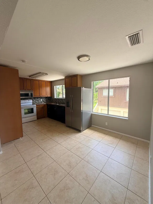 Unit 92 photo 8