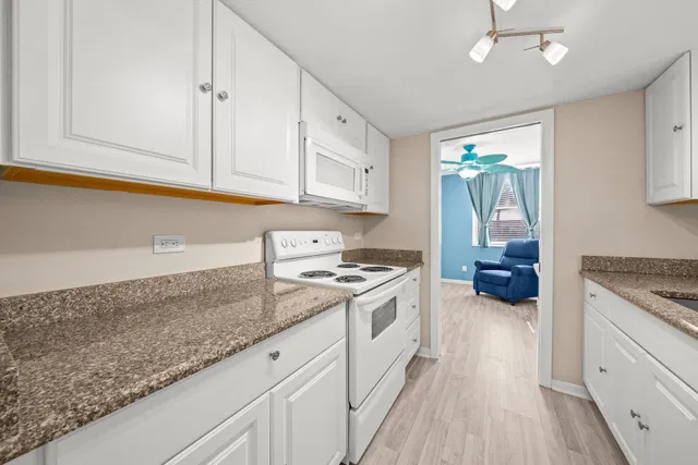 Unit 130 photo 10