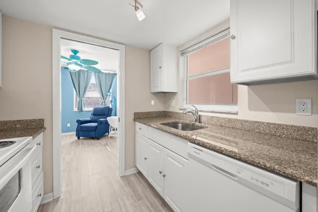Unit 130 photo 11