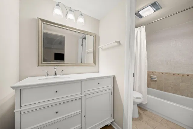 Unit 130 photo 18