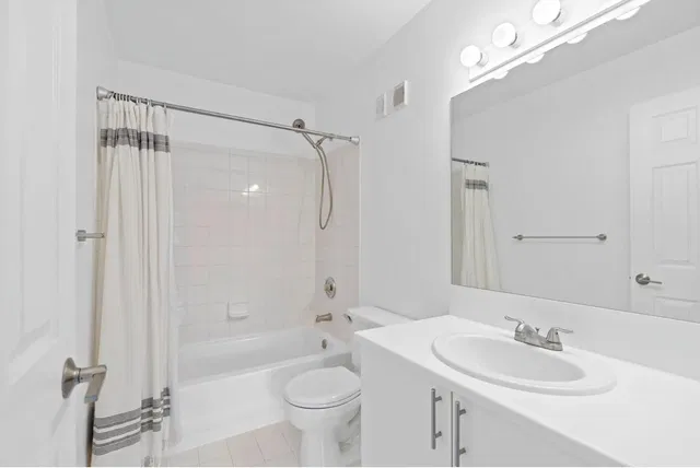 Unit 305 photo 3