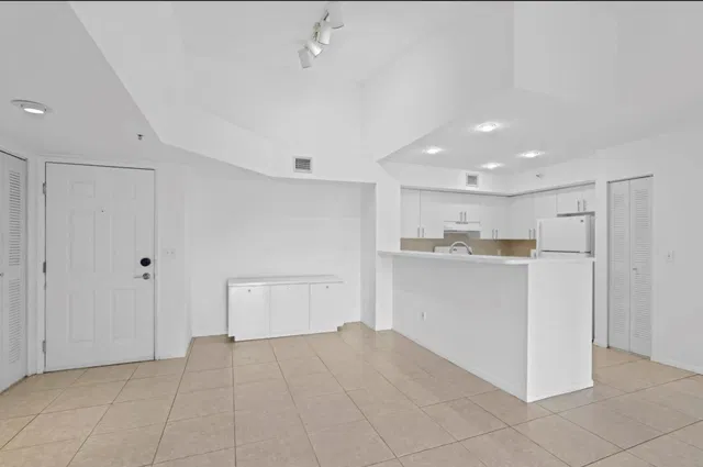 Unit 305 photo 17
