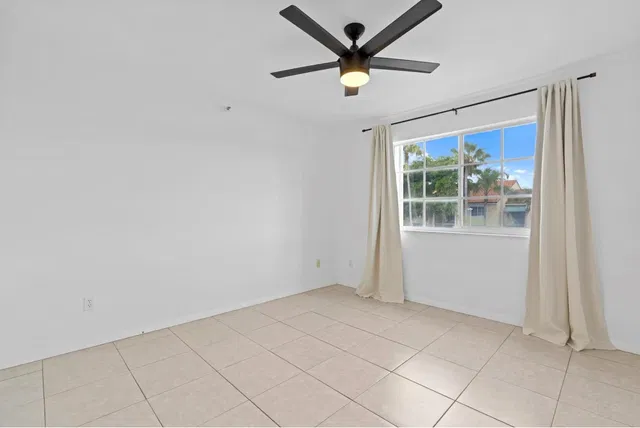 Unit 305 photo 27