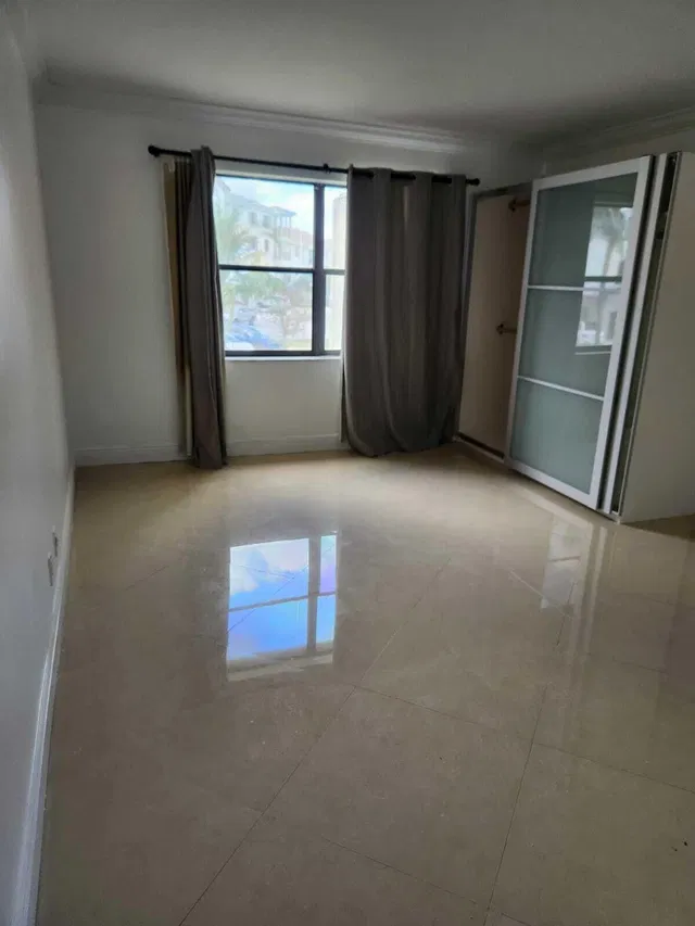 Unit 222 photo 8