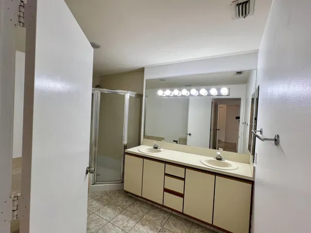 Unit B3 photo 12