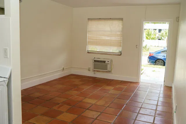 Unit 404 photo 3
