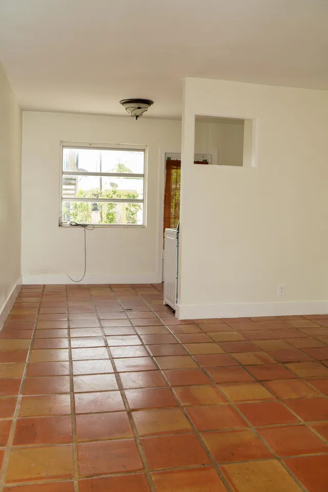 Unit 404 photo 4