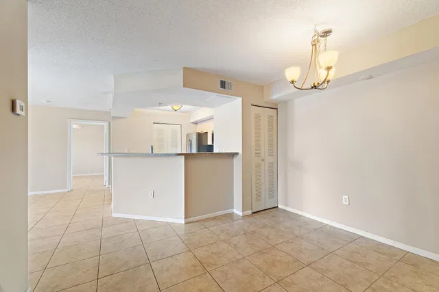 Unit 2-209 photo 9