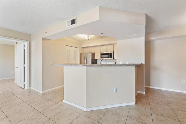 Unit 2-209 photo 11