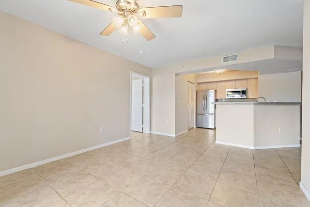 Unit 2-209 photo 15